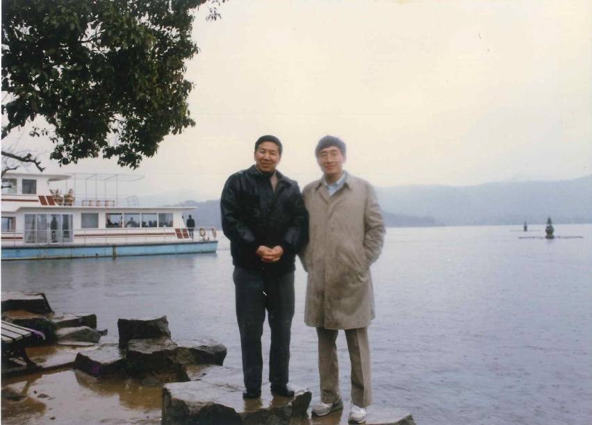 刘绍臣在西太平洋观测计划(NASA's western Pacific Exploratory Mission)期间,与中国科学院院士周秀骥考察临安国家大气本底站