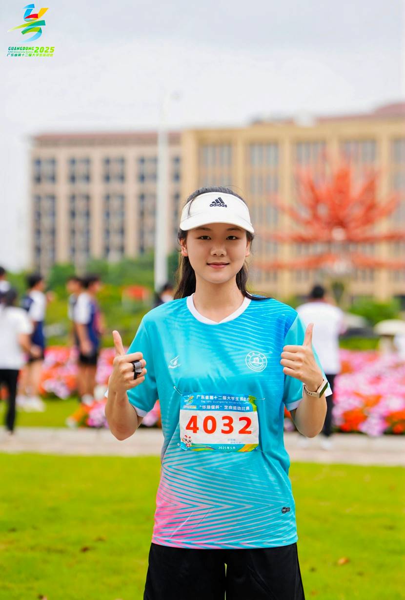 穿着蓝色衣服的人在草地上 AI 生成的内容可能不正确。