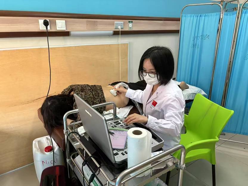 图片包含 室内, 笔记本, 女人, 男人 AI 生成的内容可能不正确。