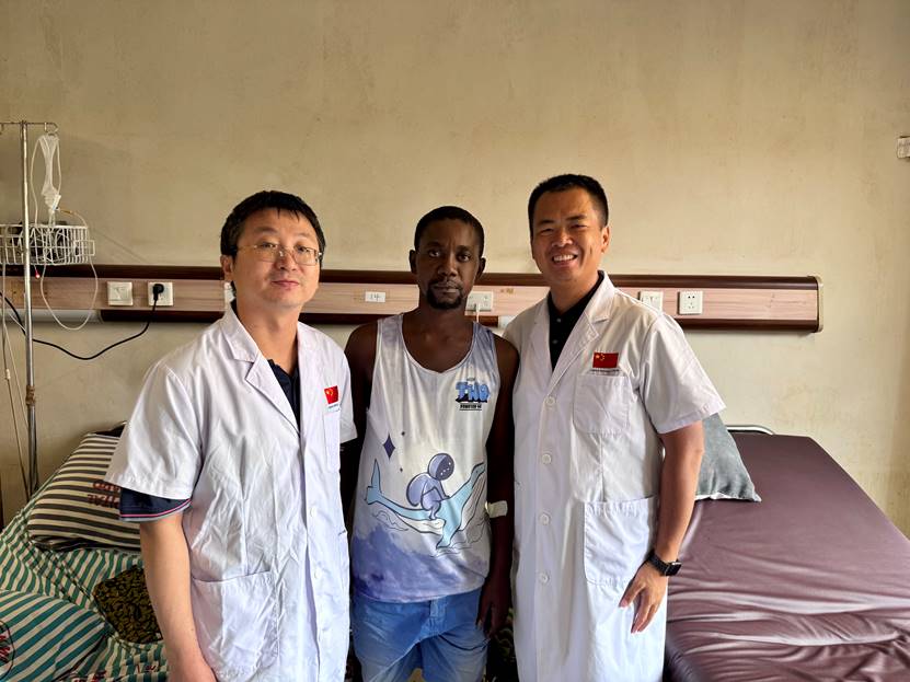 图片包含 人, 室内, 男人, 对着 AI 生成的内容可能不正确。