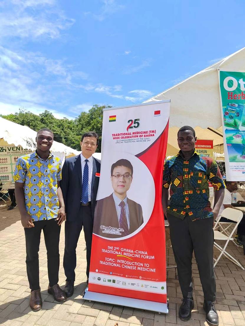 一群人站在一起合影 AI 生成的内容可能不正确。